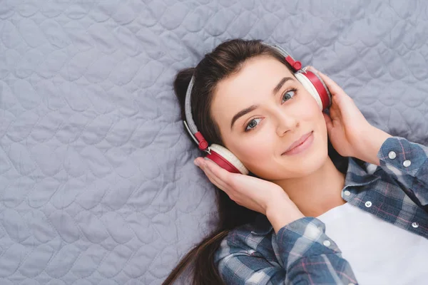 Happy Young Woman Headphones Lying Bed Smiling Camera — Stock Photo, Image