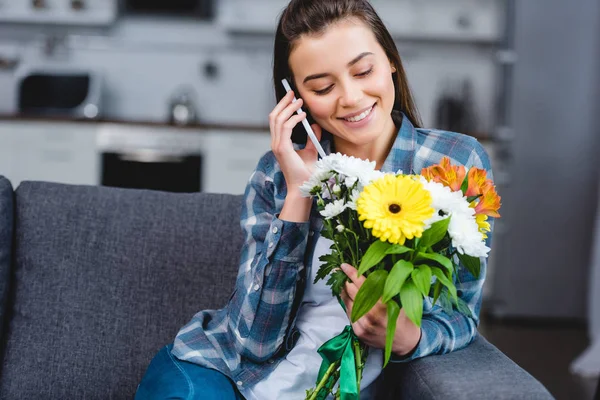Happy Young Woman Holding Bouquet Flowers Talking Smartphone — Stock Photo, Image