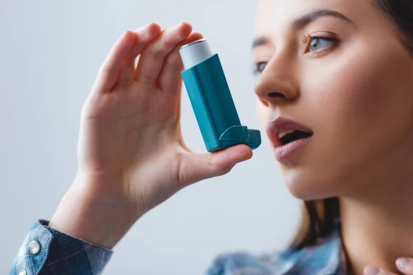 Γκρο Πλαν Θέα Νεαρή Γυναίκα Άσθμα Που Χρησιμοποιούν Συσκευή Εισπνοής — Φωτογραφία Αρχείου