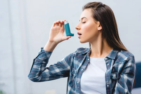 Ung Kvinna Med Inhalatorn Samtidigt Lider Astma Hemma — Stockfoto