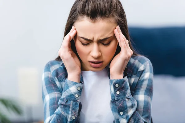 Mujer Joven Enferma Que Sufre Dolor Cabeza Casa — Foto de Stock