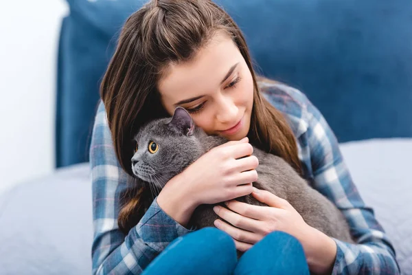 Κορίτσι Αγκαλιάζει Αξιολάτρευτο Βρεταννόs Στενογραφία Γάτα Στο Υπνοδωμάτιο — Φωτογραφία Αρχείου