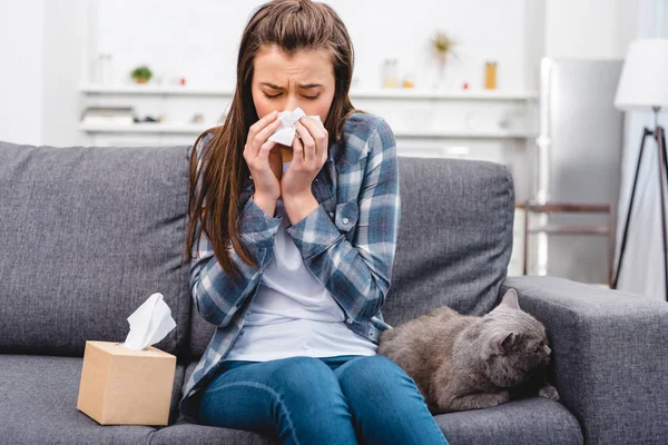 Menina Soprando Nariz Tecido Facial Enquanto Sentado Com Gato Sofá — Fotografia de Stock