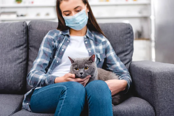 Woman Medical Mask Holding Cat Suffering Allergy Home — Free Stock Photo