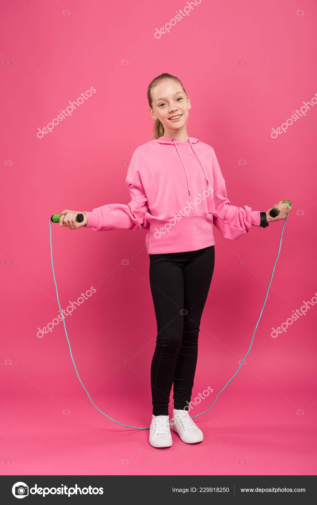 Jolie Enfant Entraînement Vêtements Sport Avec Corde Sauter Isolé Sur image  libre de droit par AllaSerebrina © #229918250