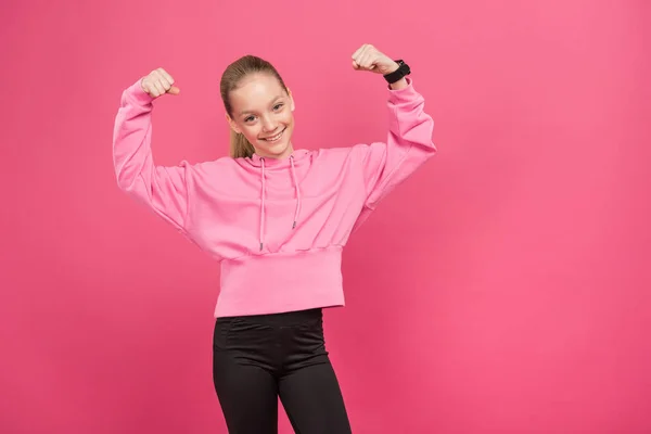 Jovem Forte Mostrando Músculos Bíceps Isolado Rosa — Fotografia de Stock