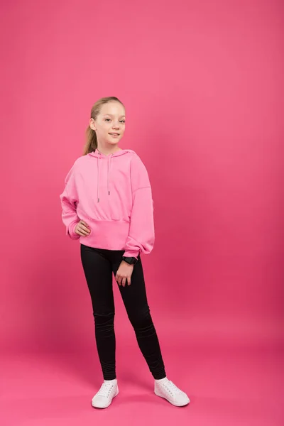 Ganska Atletisk Kid Poserar Sportkläder Pink — Gratis stockfoto