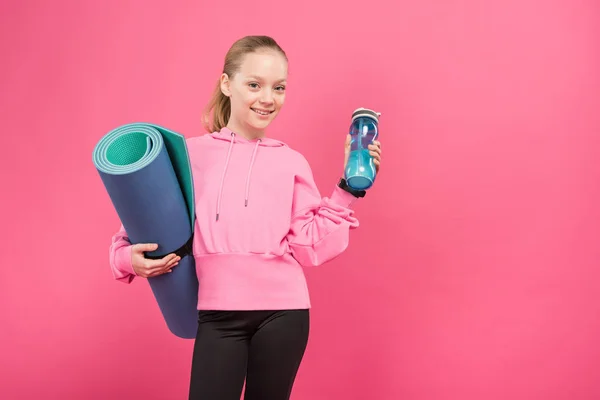 Niño Hembra Sosteniendo Tapete Fitness Botella Deporte Aislado Rosa — Foto de Stock