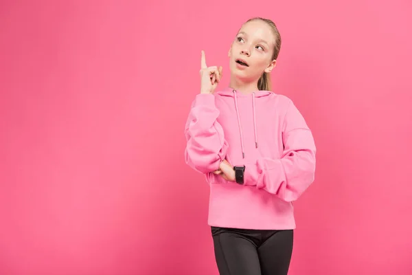 Blonde Sportive Child Pointing Having Idea Isolated Pink — Stock Photo, Image