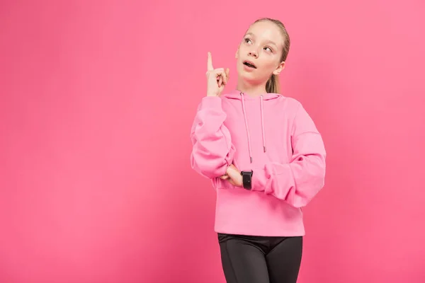 Blond Sportive Dítě Směřující Nahoru Myšlenkou Izolované Růžové — Stock fotografie