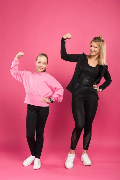 Madre Hija Deportiva Mostrando Músculos Rosa —  Fotos de Stock