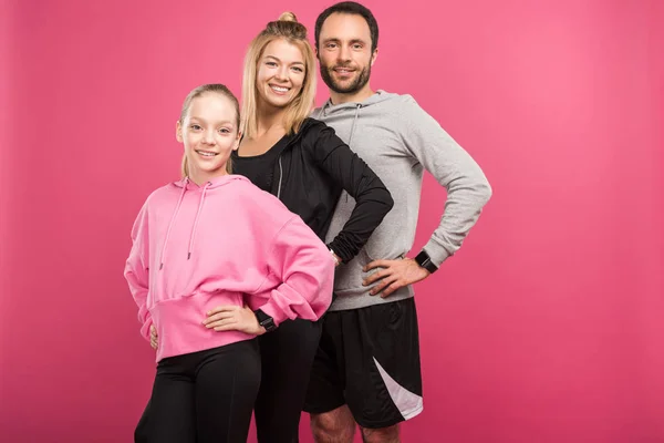 Beaux Parents Sportifs Fille Posant Vêtements Sport Isolé Sur Rose — Photo