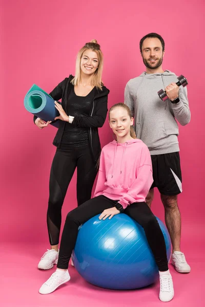 Glückliche Sportliche Familie Mit Fitnessball Fitnessmatte Und Kurzhantel Isoliert Auf — Stockfoto