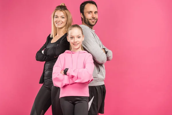 Atletisk Familj Poserar Sportkläder Med Korsade Armar Isolerad Rosa — Stockfoto