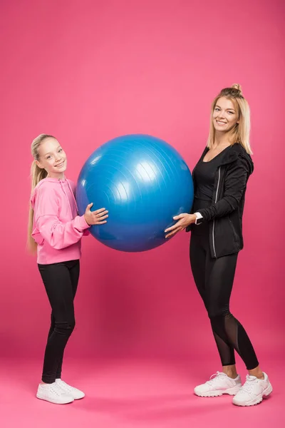 Sportiga Mor Och Dotter Håller Fitness Bollar Isolerad Rosa — Stockfoto