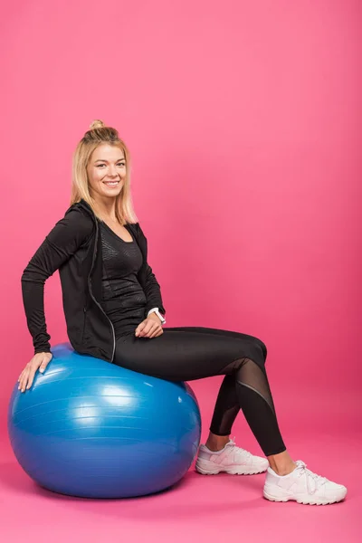 Aantrekkelijke Sportvrouw Zittend Fit Ballen Geïsoleerd Roze — Stockfoto