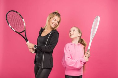 sportif anne ve kızı tenis raketleri, pink izole holding