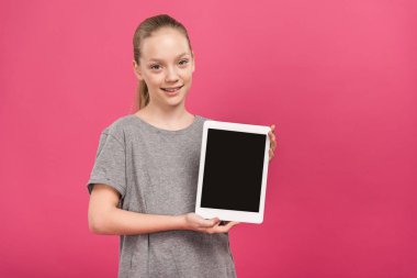 çok güzel çocuk pink izole boş ekranlı dijital tablet sunulması