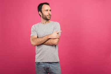 adam çapraz kol işaret ve bir şey ile gülümseyen, pink izole