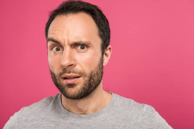 pink izole kamera, bakan şaşkın adam portresi 