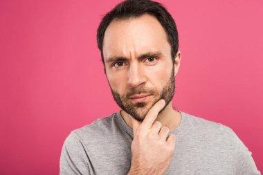 pink izole kamera, bakan dalgın adam portresi 