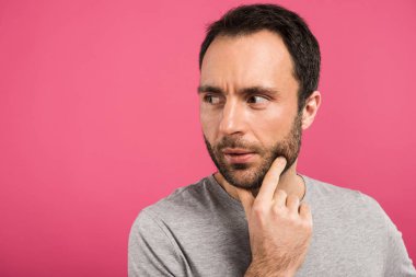 düşünceli adam, izole üzerinde pembe bakan portresi 