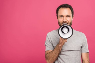 mutlu yakışıklı adam megafon, pink izole ile konuşma