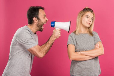 agresif adam megafon pink izole kız, Tarih ile bağırıyor