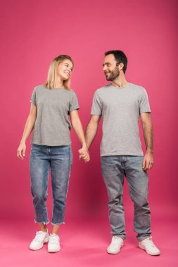 Elele ve birbirine pink bakarak mutlu çift
