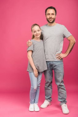 Baba ve pink kucaklayan taşımak kız gülümseyerek