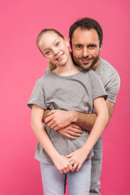 Pink izole yakışıklı baba sarılma gülümseyen kız