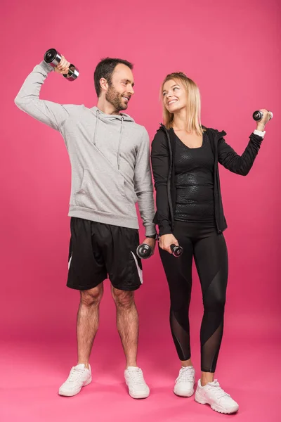 Entrenamiento Pareja Deportivo Feliz Con Pesas Aislado Rosa — Foto de Stock