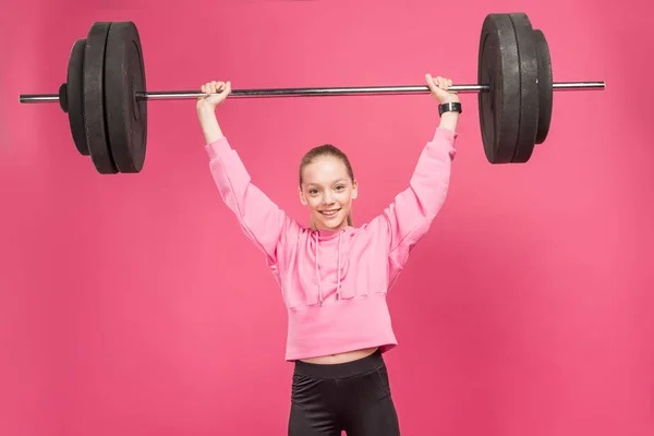Atletische Vrouwelijke Preteen Uitwerken Met Barbell Geïsoleerd Roze — Stockfoto