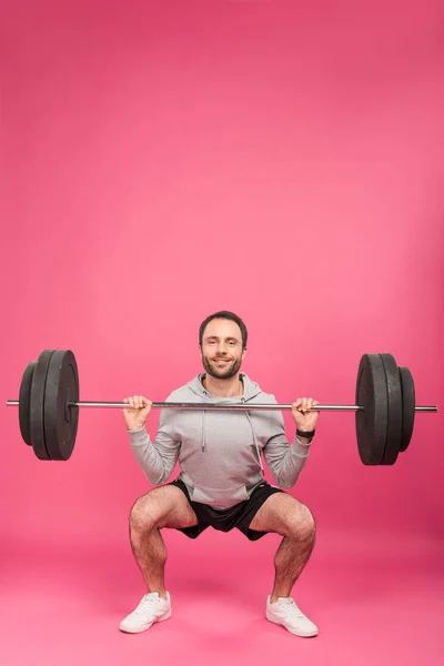 Atletische Man Opleiding Met Barbell Geïsoleerd Roze — Stockfoto