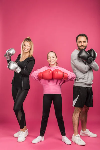 Atletisk Familj Poserar Rutan Handskar Isolerad Rosa — Gratis stockfoto