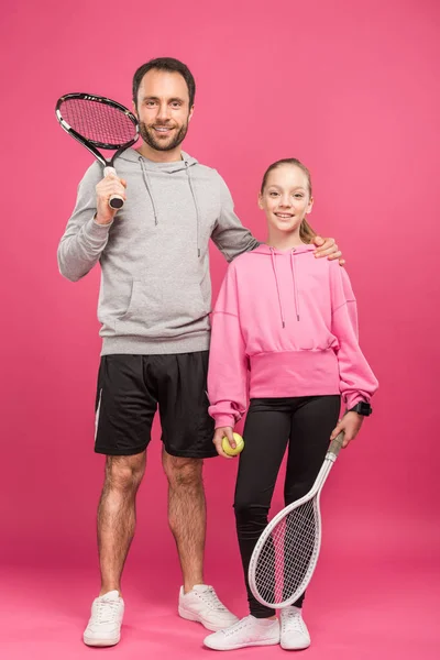 Szép Apa Lánya Tenisz Ütők Labda Rózsaszín Elszigetelt — ingyenes stock fotók