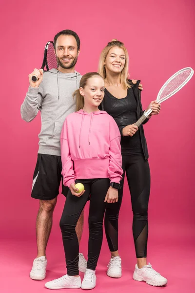 Familia Atlética Sosteniendo Raquetas Tenis Pelota Aislado Rosa — Foto de Stock