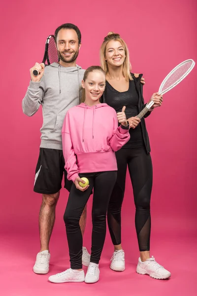 Sportovní Rodina Drží Tenisové Rakety Míček Zatímco Dítě Zobrazeno Palec — Stock fotografie