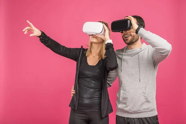 Ζευγάρι Χρησιμοποιώντας Κάσκες Εικονικής Πραγματικότητας Απομονώνονται Ροζ — Φωτογραφία Αρχείου