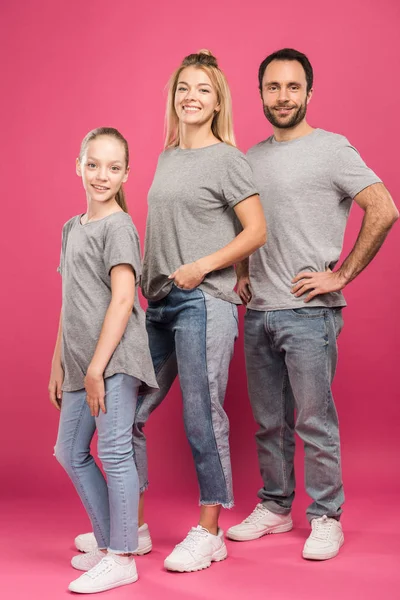 Bellissimi Genitori Figlia Bionda Posa Insieme Isolati Sul Rosa — Foto stock gratuita