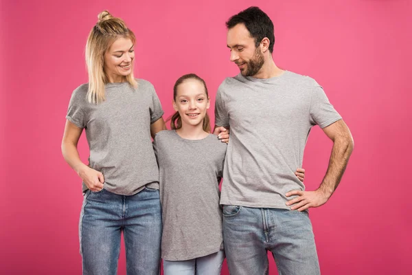Lyckliga Föräldrar Kramas Med Dotter Isolerad Rosa — Stockfoto