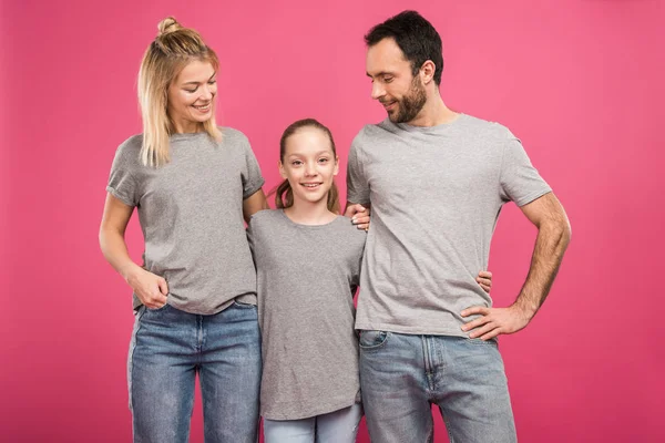 Pais Felizes Abraçando Com Filha Isolado Rosa — Fotografia de Stock