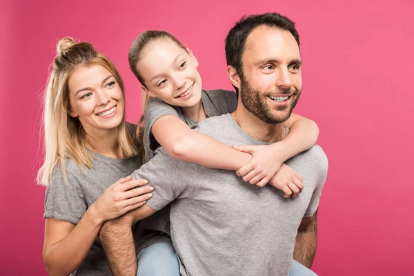 Belle Famille Heureuse Étreinte Ensemble Isolé Sur Rose — Photo