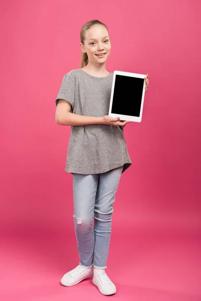 Ребенок Подросток Представляет Цифровой Планшет Чистым Экраном Изолированный Розовый — Бесплатное стоковое фото