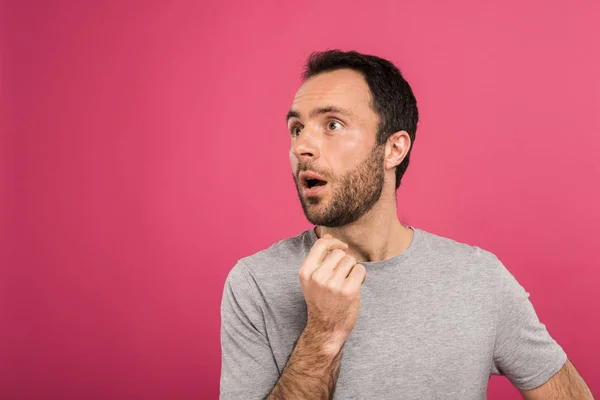 Retrato Homem Chocado Olhando Para Lado Isolado Rosa — Fotografia de Stock