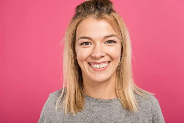 Fröhliche Attraktive Frau Lässiger Kleidung Vereinzelt Auf Rosa — Stockfoto