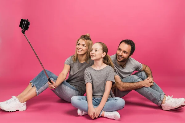 幸福的家庭在智能手机上自拍 粉红色 — 图库照片