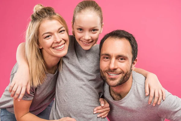 Atractiva Hija Feliz Abrazando Sus Padres Aislado Rosa —  Fotos de Stock