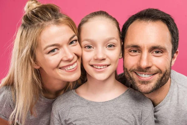 Hermosos Padres Sonrientes Feliz Hija Aislado Rosa — Foto de Stock