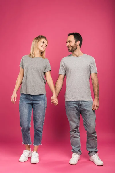 Casal Feliz Mãos Dadas Olhando Para Outro Rosa — Fotografia de Stock Grátis